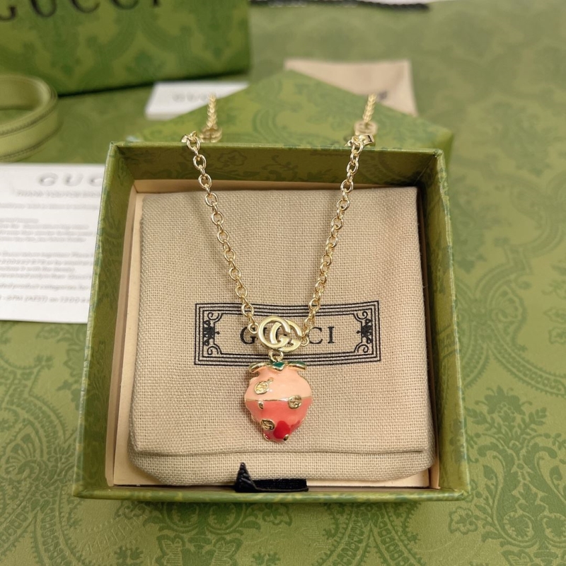 G*u*i necklaces